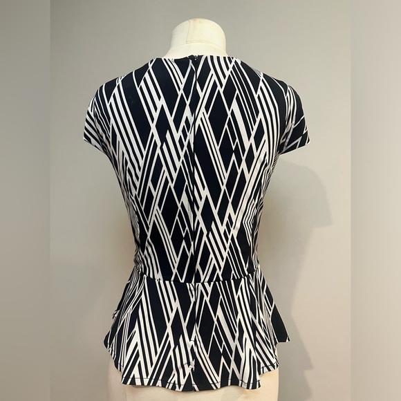 TIFFANYSLABEL BLACK & WHITE PRINT PEPLUM TOP SIZE MEDIUM W/CAP SLEEVES - Picture 5 of 6